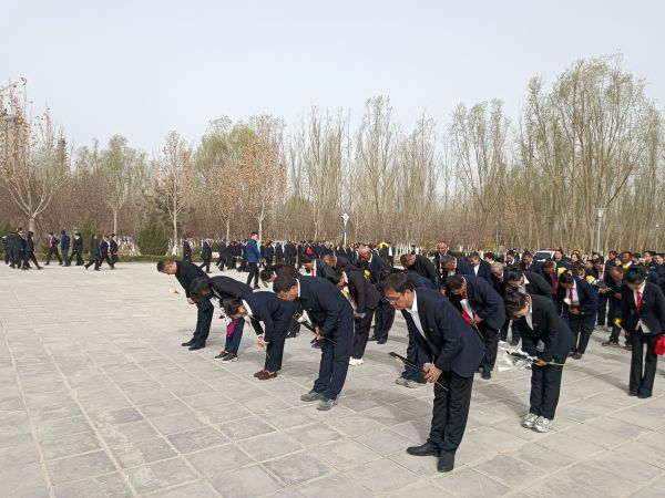 向先烈三鞠躬.jpg