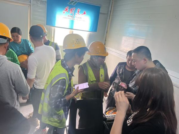 图为4月8日兵团六建劳务公司工作人员在南疆一项目驻地帮助农民工进行个税汇算清缴（朱柏霖 摄） (3).jpg
