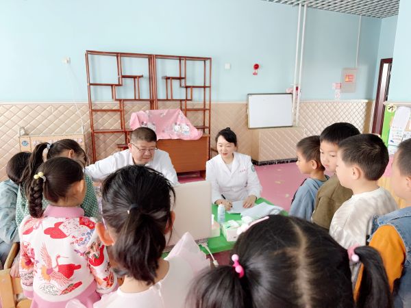 图为：侯新毅为幼儿做超声检查。 黄叶叶 摄.jpg