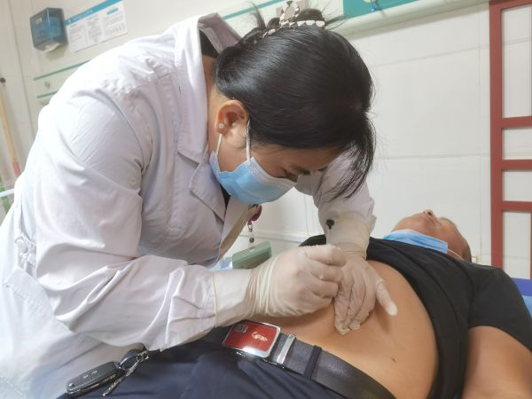图为十二团医院体重管理门诊医务人员给患者给予穴位埋线治疗肥胖症。.jpg