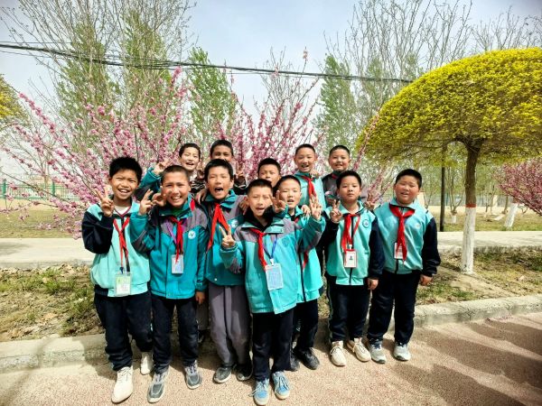 同学们开心的合影照片.jpg