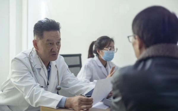 茶春喜教授（左1）在服务门诊病人.jpg