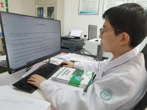 在第十个全民国家安全教育日期间，图为兵团南疆职业病防治院（第一师十二团医院）工作人员学习生物安全法。.jpg