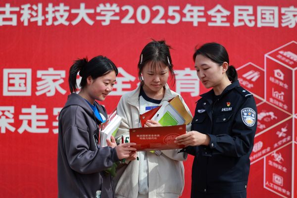 民警通过实际案例向学生普及法律知识.JPG