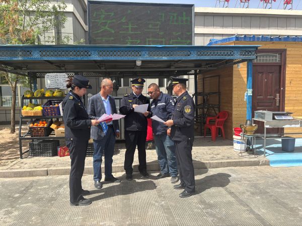 图1.柯坪支队大队执法人员在阿恰服务区向群众宣传国家安全法法律法规知识.JPG
