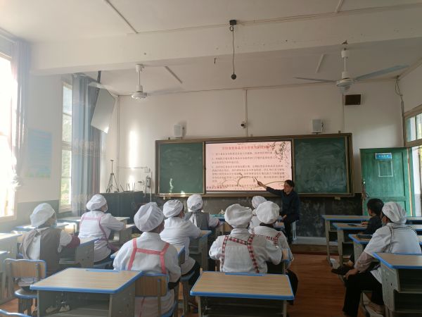 龙元俊副校长在作培训2.jpg