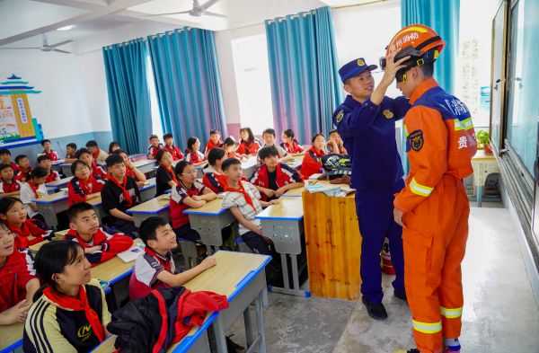 2025年4月15日，在贵州省黔东南苗族侗族自治州从江县城关第四小学，学生在消防救援人员指导下体验使用消防器材。 (5).jpg