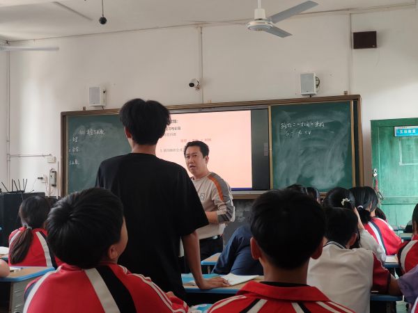 杨通辉老师与学生互动.jpg