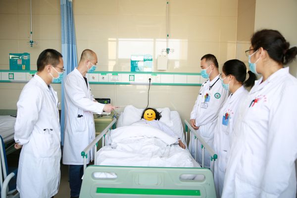 图为：马鹏超主任带领科室医生为患者查房 黄叶叶 摄.jpg