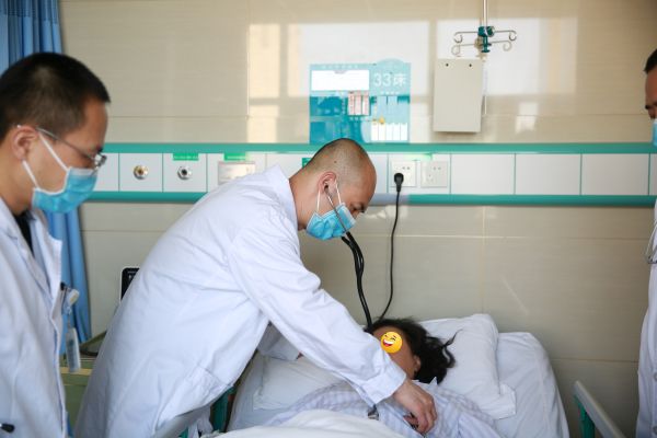 图为：马鹏超主任带领科室医生为患者查房。 黄叶叶 摄.jpg