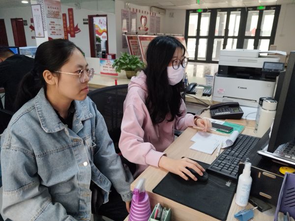 04181744979530419496.jpg 十团、十二团工作人员跨区域协作.jpg