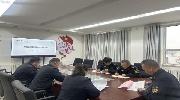 04211745236789423785.png 图片一:全体执法人员学习公路安全法规及车辆驾驶安全.png