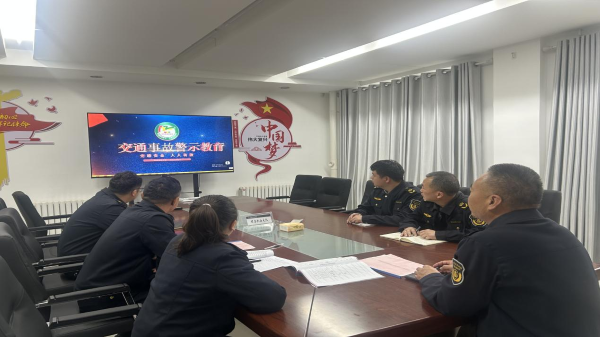 04211745236797661647.png 图片二:全体执法人员观看道路交通安全警示教育视频.png