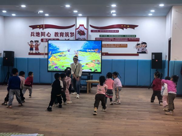 教师与幼儿一起活动.jpg
