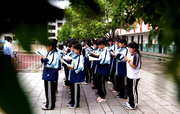 2025年4月23日，贵州省从江县下江中学的学生在校园晨读。3.JPG
