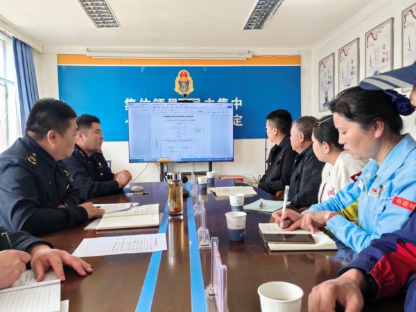 图2：执法人员向辖区运输企业代表讲解交通行政强制程序示意图.jpg