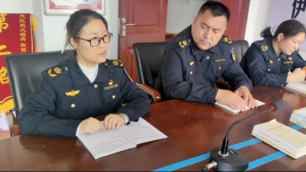 图2：执法人员诵读书籍.jpg