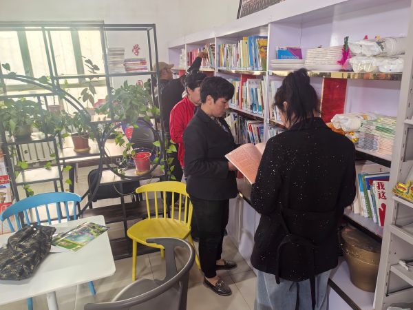 村民在图书墙挑选读本.jpg