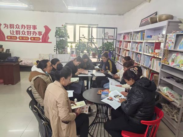 村民在阅读室读书.jpg