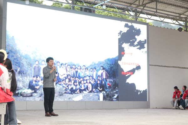 秦江明校长介绍自己的成长经历.JPG