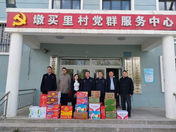 04291745923572305753.jpg 图1:伊犁执法支队党委为驻村工作队送慰问品.jpg