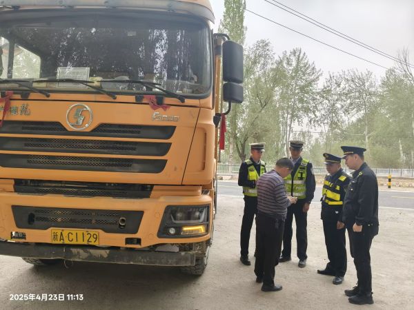 联合交警部门开展货运车辆检查.jpg