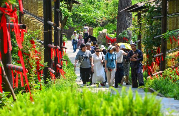 2025年4月29日，游客在贵州省从江县岜沙苗寨景区游玩。.jpg