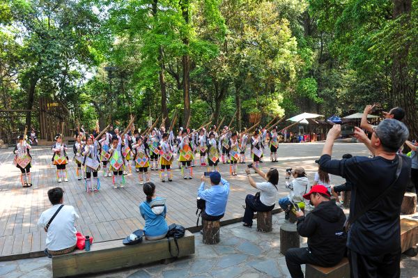 2025年4月29日，游客在贵州省从江县岜沙苗寨景区观看苗族风情表演。 (1).jpg