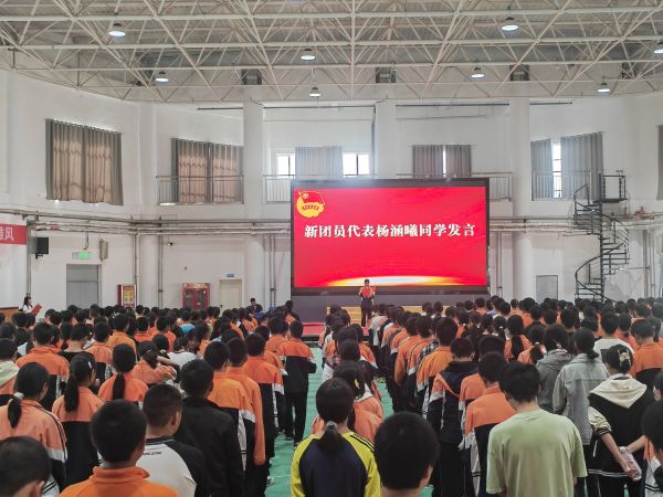 新团员代表杨涵曦发言照片.jpg