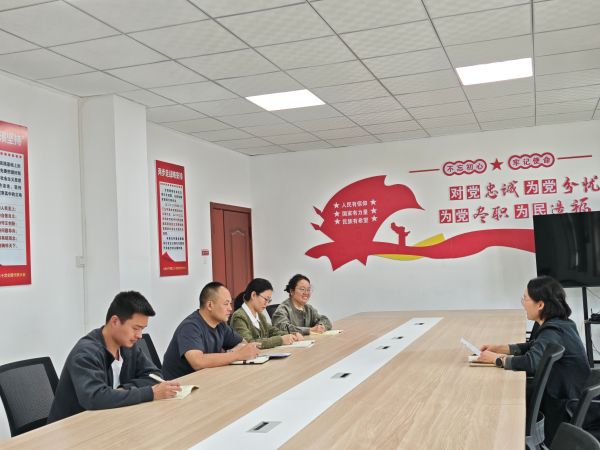 周例会上业务人员讲解政策、业务 （拍摄者：孙欣欣）.jpg