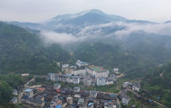 图为坐落在从江县谷坪乡大山脚下的谷坪乡中心小学。.jpg