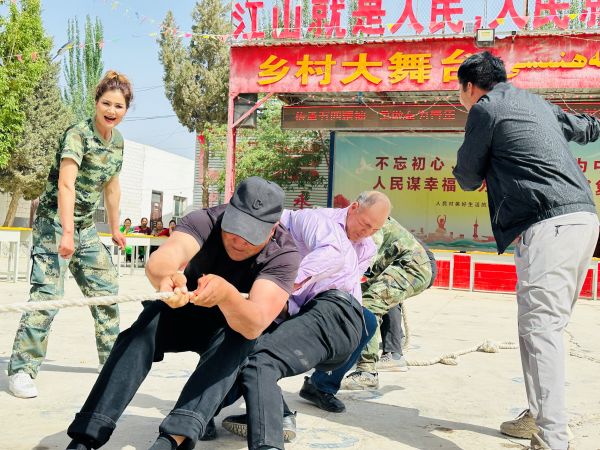拔河比赛现场图片.jpg
