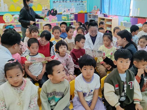 3、 一团分院携手一团幼儿园，以播放动画、讲故事等趣味形式，陆续向一团幼儿园200余名幼儿普及基础疫苗知识，帮助儿童树立健康意识，并通过发放宣传资料，引导幼儿将知识传递给家长。.jpg