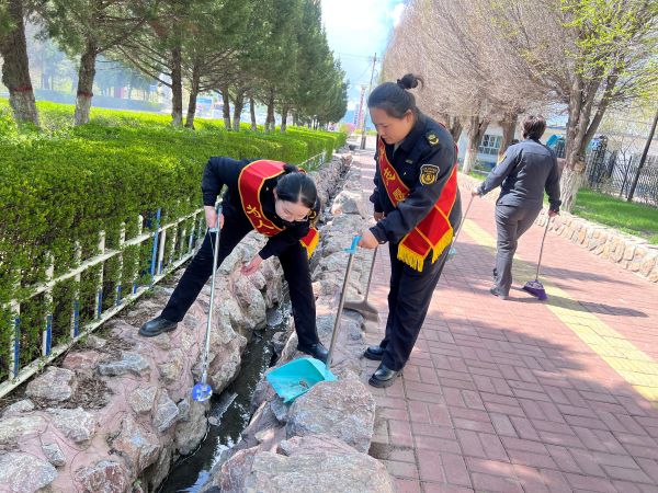 图一：特克斯执法大队青年干部开展环境卫生整治志愿服务.jpg
