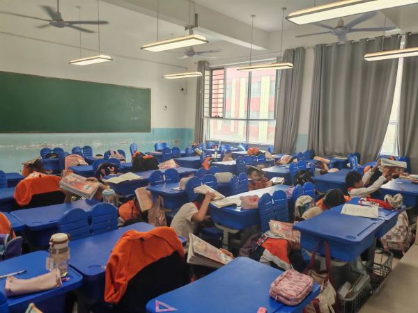 05131747066251638431.jpg 同学们在老师指引下在教室避震照片.jpg