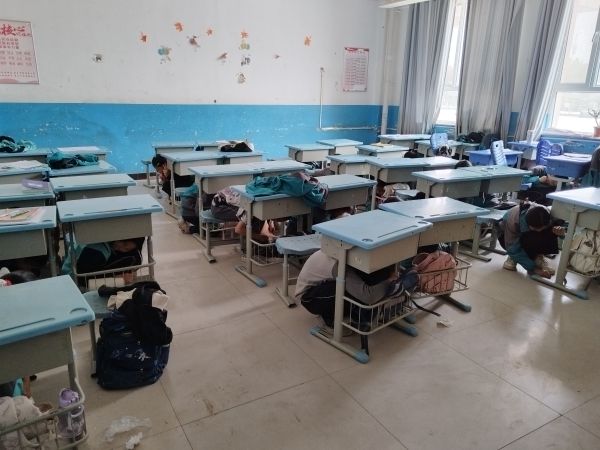 05131747066276692077.jpg 学生第一阶段在桌子下避震照片.jpg