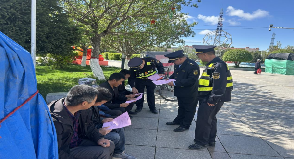 图片一：执法人员向群众宣传法律法规.png