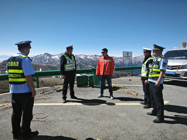 图片1：察布查尔执法大队联合公路养护部门、交警部门对S237线伊昭公路进行通车前道路安全隐患排查。.jpg