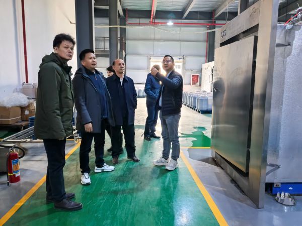 图为杨再宏向来访客人介绍其公司情况.jpg