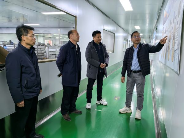 图为杨再宏向来宾介绍其公司情况.jpg