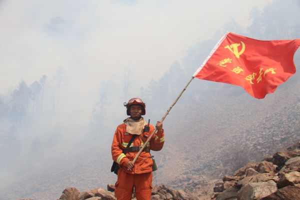 图为嘎玛珠杰在火场一线.jpg