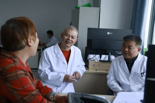 周泽民（中）询问患者情况--赵博伟摄.jpg