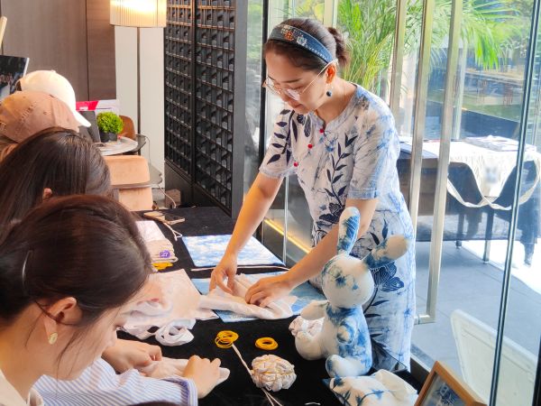 图为石贤在指导绣娘做手工2.jpg