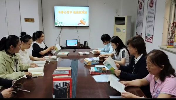 天筑集团恒业公司开展“书香沁芳华 悦读绽风采”读书分享交流活动.jpg