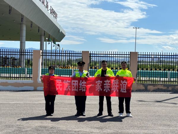 图2：特克斯执法大队在G578线收费站开展.jpg