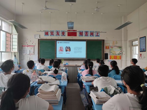 5月22日，在十二团中学，医院公卫科健康教育工作人员、医院戒烟门诊医护人员通过线上线下控烟科普讲座，向中小学生普及烟草烟雾对健康的危害等控烟科普宣传教育.jpg