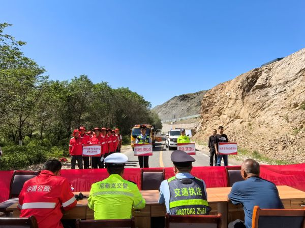 图1：尼勒克执法大队联合尼勒克公路养护所等多部门开展应急保通演练.jpg