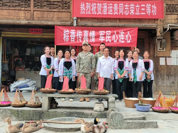 图为  慰问合影（鲁畅  摄）.jpg