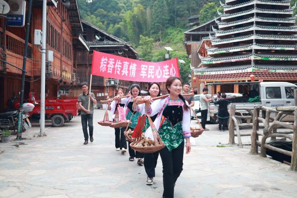图为 走访慰问（王园红 摄）.JPG