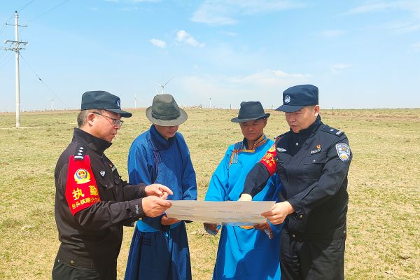 白云鄂博站派出所民警深入辖区牧民牧场开展沿线安全宣传。——摄影李宽.jpg
